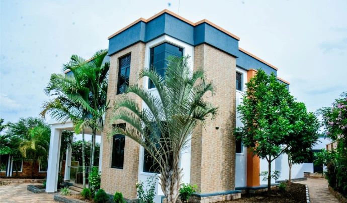 Luxuria Construction